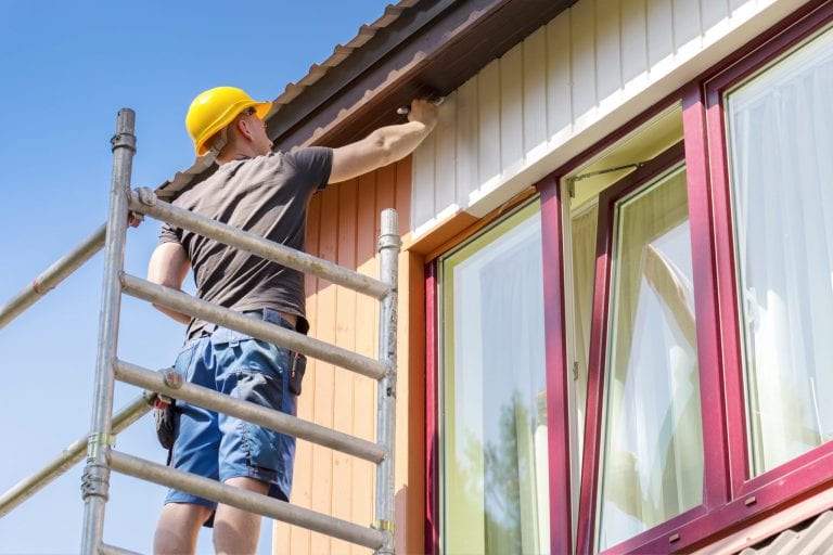 construction-worker-painting-768×512